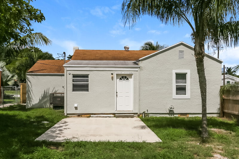 3,420/Mo, 1401 14th Avenue N Lake Worth Beach, FL 33460 Rear View