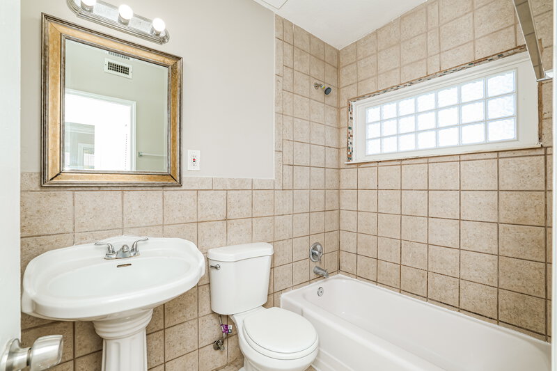2,340/Mo, 395 Plum Tree Drive Lantana, FL 33462 Bathroom View
