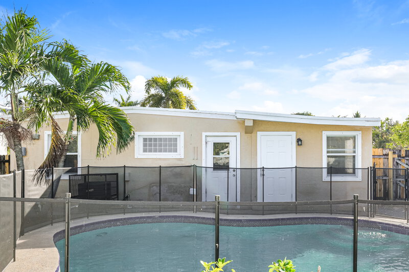 2,340/Mo, 395 Plum Tree Drive Lantana, FL 33462 Pool View