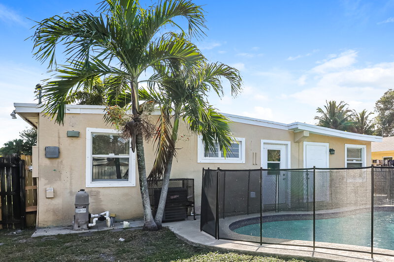 2,340/Mo, 395 Plum Tree Drive Lantana, FL 33462 Rear View