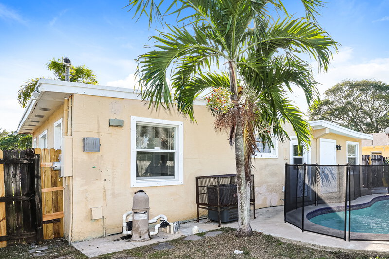 2,340/Mo, 395 Plum Tree Drive Lantana, FL 33462 Rear View 2