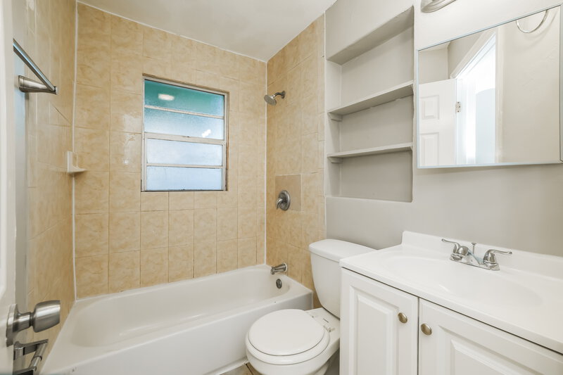 2,315/Mo, 4408 Vicliff Road Palm Springs, FL 33406 Bathroom View