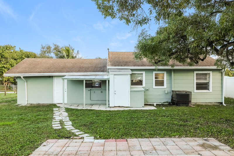 2,315/Mo, 4408 Vicliff Road Palm Springs, FL 33406 Rear View