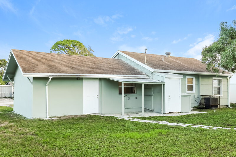 2,315/Mo, 4408 Vicliff Road Palm Springs, FL 33406 Rear View 2