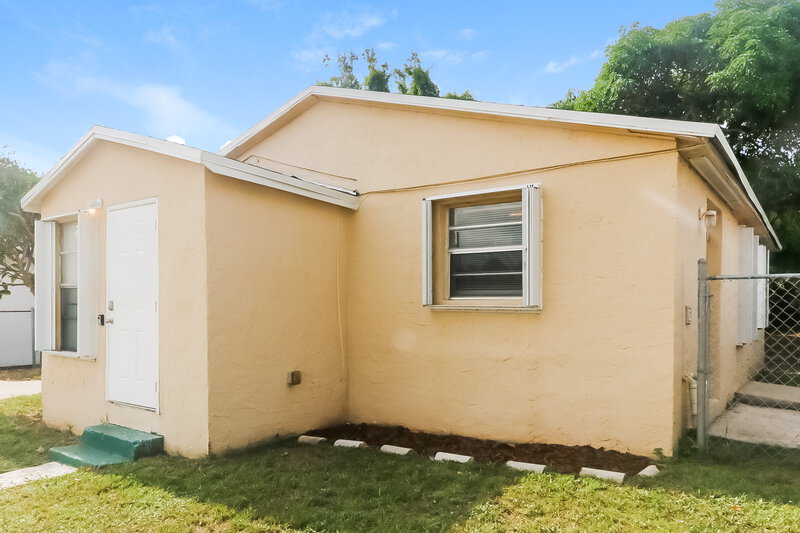 1,870/Mo, 725 W 6th Street Riviera Beach, FL 33404 Front View