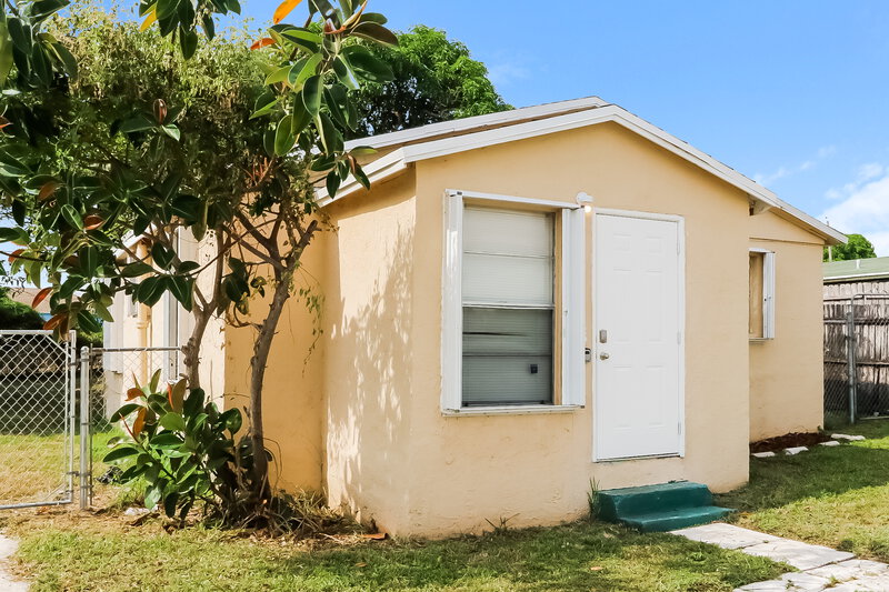 1,870/Mo, 725 W 6th Street Riviera Beach, FL 33404 Front View 2