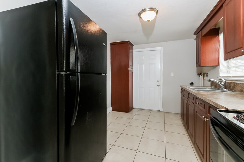 1,870/Mo, 725 W 6th Street Riviera Beach, FL 33404 Kitchen View 2