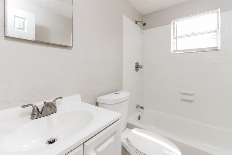 1,870/Mo, 725 W 6th Street Riviera Beach, FL 33404 Bathroom View