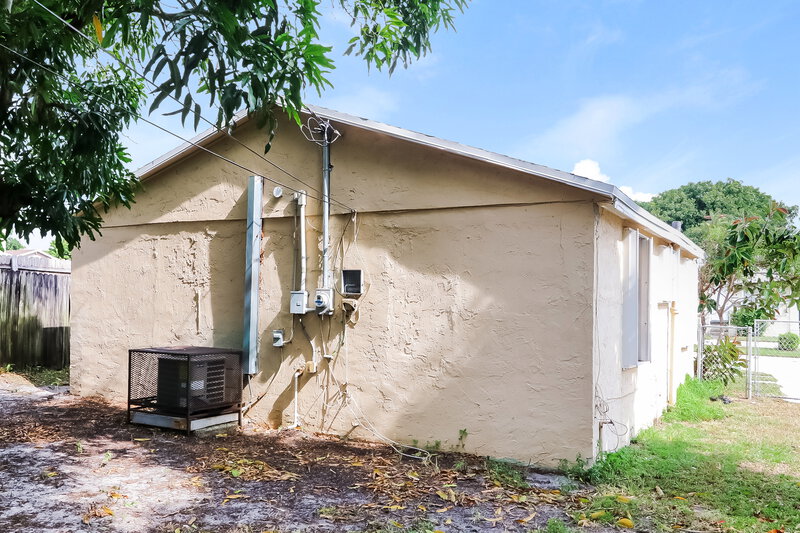 1,870/Mo, 725 W 6th Street Riviera Beach, FL 33404 Rear View
