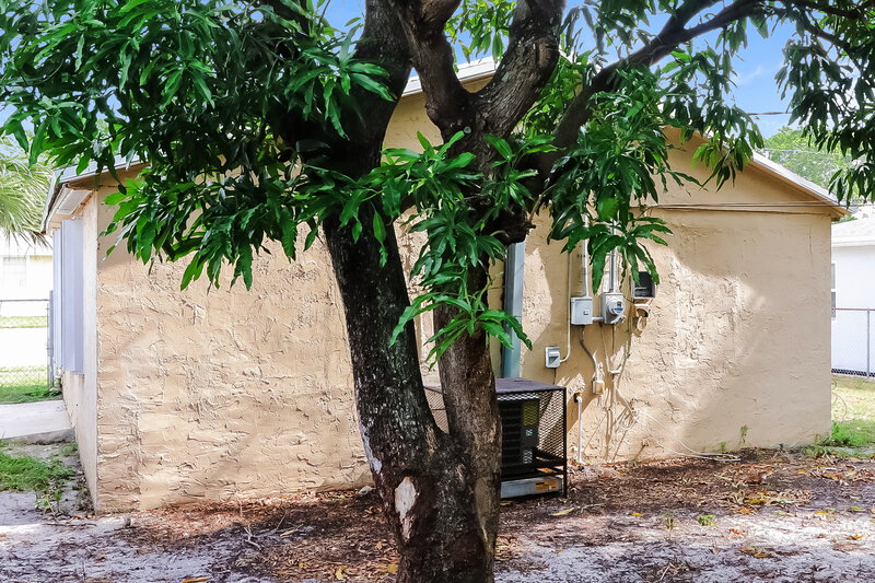 1,870/Mo, 725 W 6th Street Riviera Beach, FL 33404 Rear View 2