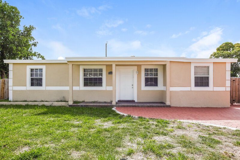 2,805/Mo, 5319 NE 17th Avenue Pompano Beach, FL 33064 External View