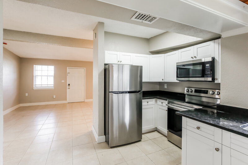 2,805/Mo, 5319 NE 17th Avenue Pompano Beach, FL 33064 Kitchen View 2