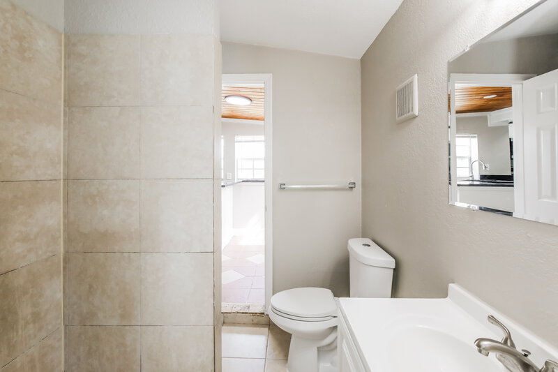 2,805/Mo, 5319 NE 17th Avenue Pompano Beach, FL 33064 Main Bathroom View
