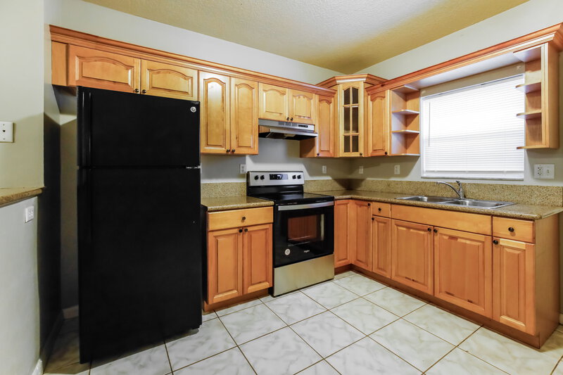 2,745/Mo, 2281 NW 87 ST Miami, FL 33147 Kitchen View 2
