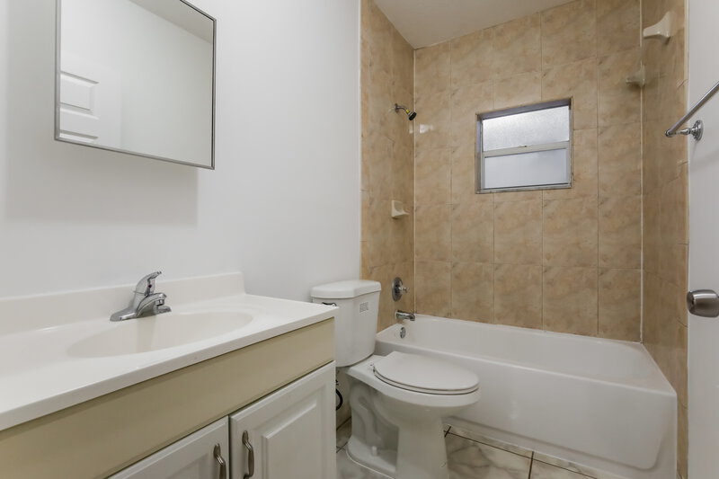 2,745/Mo, 2281 NW 87 ST Miami, FL 33147 Main Bathroom View