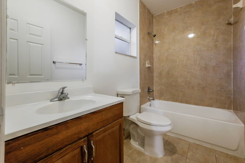 2,745/Mo, 2281 NW 87 ST Miami, FL 33147 Bathroom View