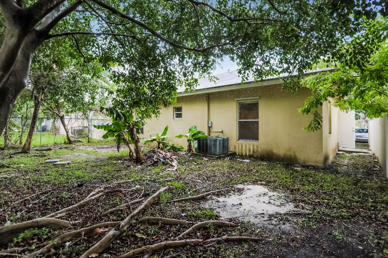 2,745/Mo, 2281 NW 87 ST Miami, FL 33147 Rear View 2