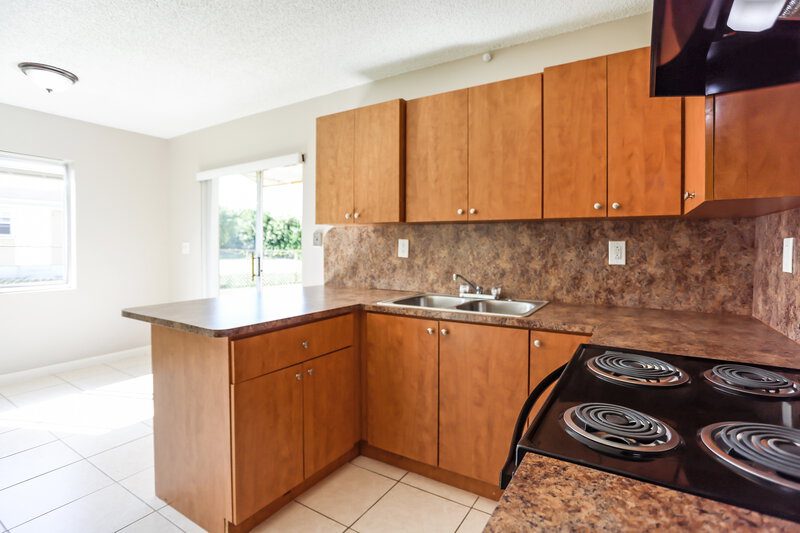 2,700/Mo, 16960 SW 104th Avenue Miami, FL 33157 Kitchen View 2
