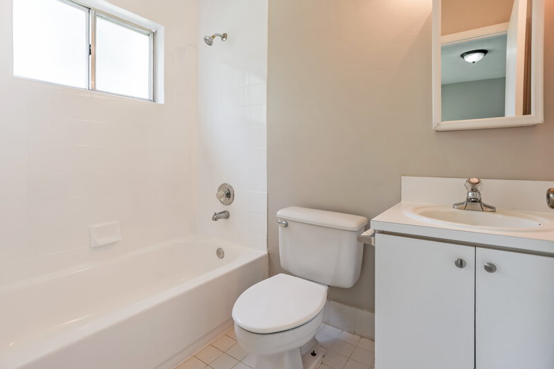 2,700/Mo, 16960 SW 104th Avenue Miami, FL 33157 Main Bathroom View