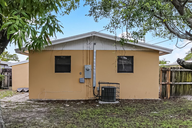 2,165/Mo, 1270 NW 29th Terrace Fort Lauderdale, FL 33311 Rear View