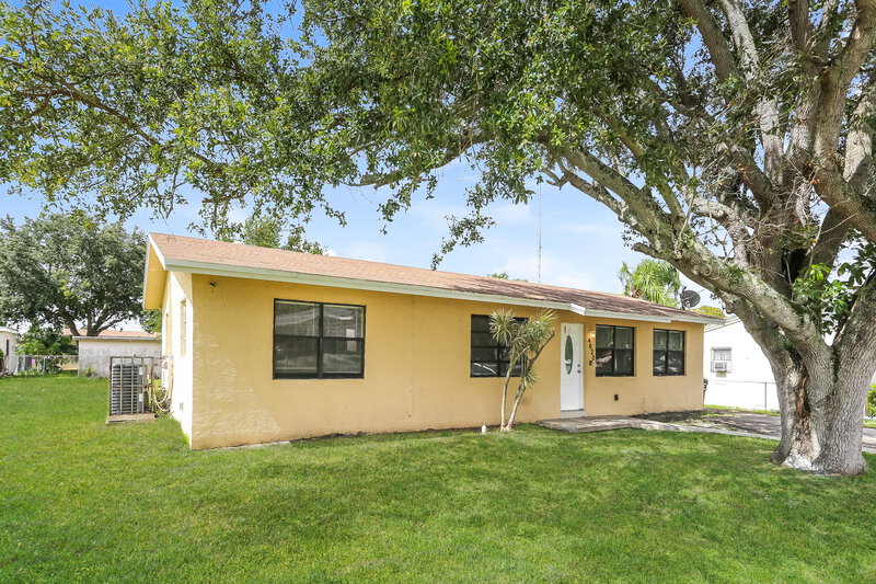 2,700/Mo, 4620 SW 23RD ST West Park, FL 33023 Front View