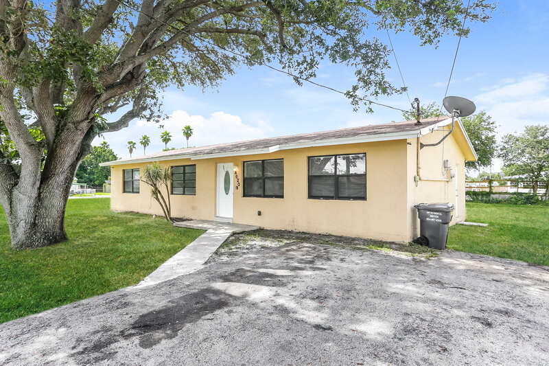 2,700/Mo, 4620 SW 23RD ST West Park, FL 33023 Front View 2