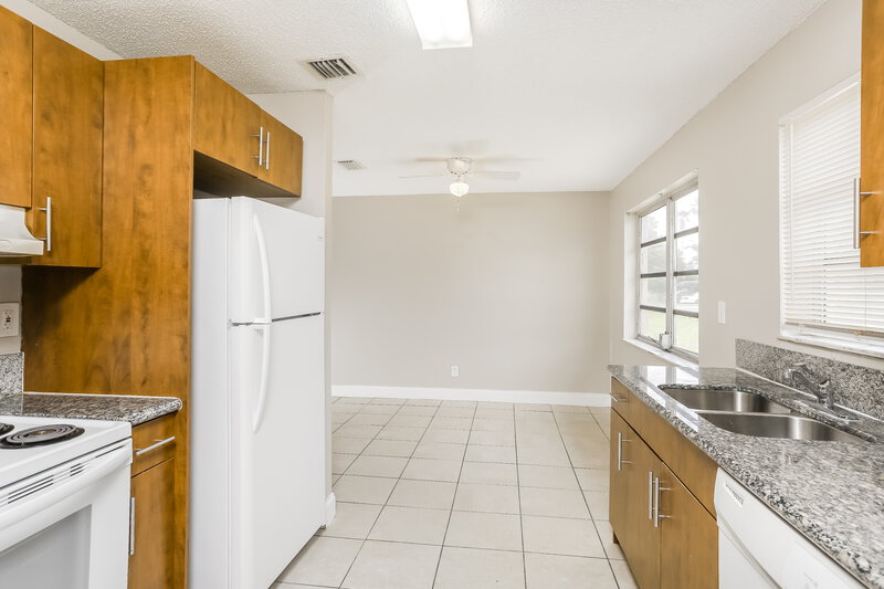 2,700/Mo, 4620 SW 23RD ST West Park, FL 33023 Kitchen View