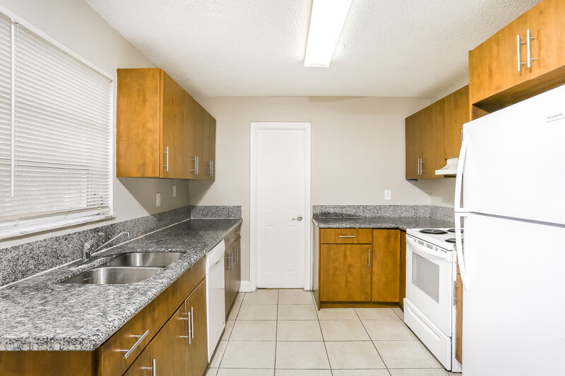 2,700/Mo, 4620 SW 23RD ST West Park, FL 33023 Kitchen View 2