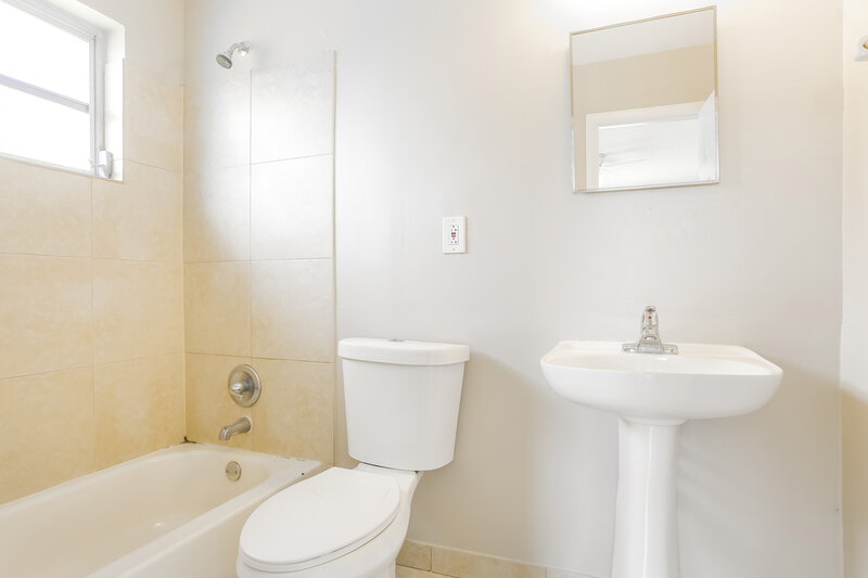 2,700/Mo, 4620 SW 23RD ST West Park, FL 33023 Main Bathroom View