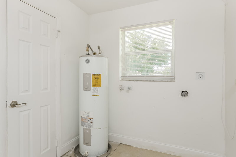 2,700/Mo, 4620 SW 23RD ST West Park, FL 33023 Laundry Room View