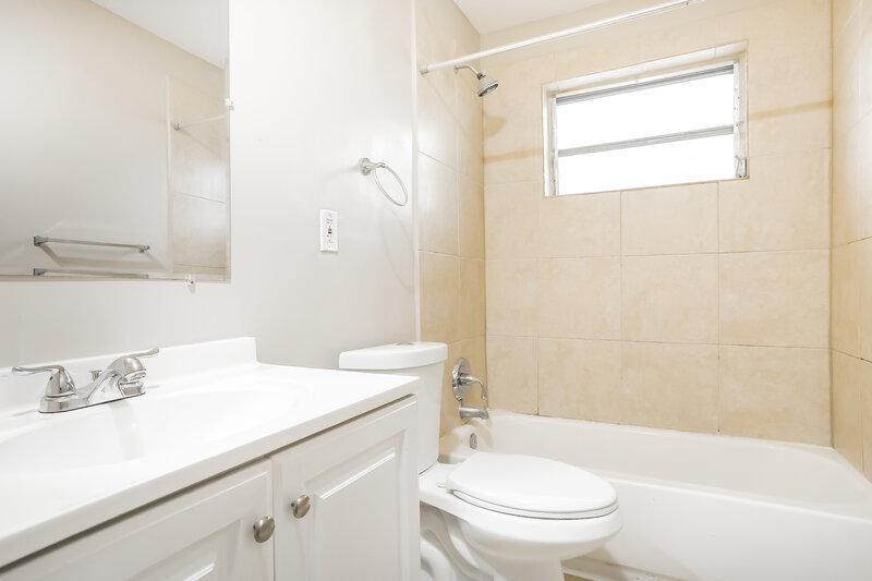 2,700/Mo, 4620 SW 23RD ST West Park, FL 33023 Bathroom View
