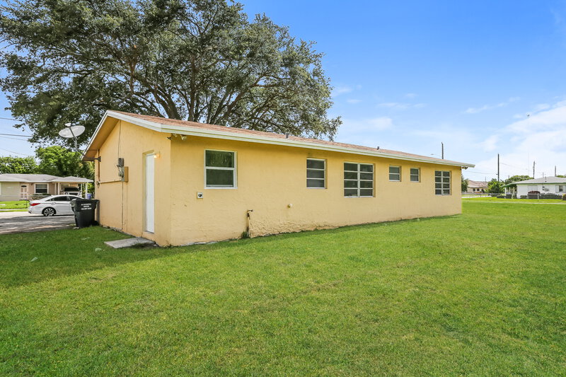 2,700/Mo, 4620 SW 23RD ST West Park, FL 33023 Rear View