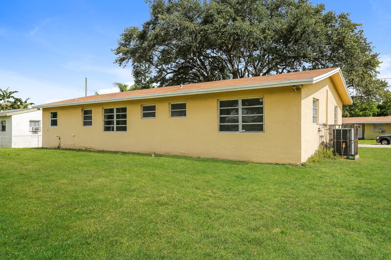 2,700/Mo, 4620 SW 23RD ST West Park, FL 33023 Rear View 2