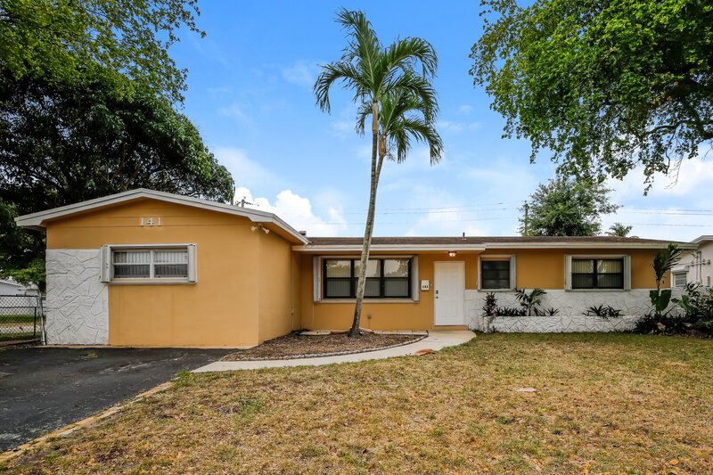 4,180/Mo, 141 NW 76th Terrace Pembroke Pines, FL 33024 External View