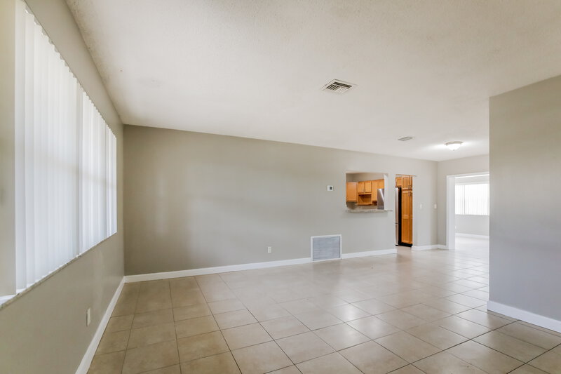 4,180/Mo, 141 NW 76th Terrace Pembroke Pines, FL 33024 Living Room View