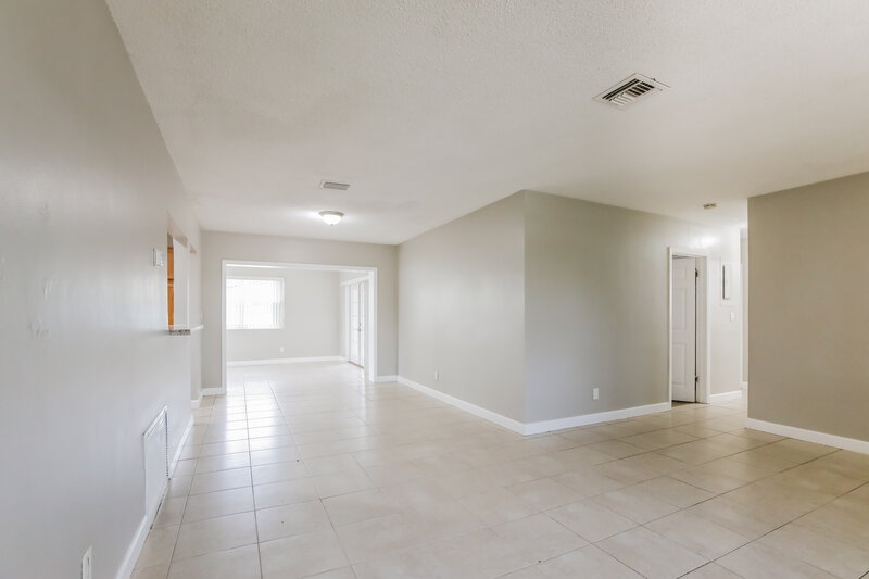 4,180/Mo, 141 NW 76th Terrace Pembroke Pines, FL 33024 Living Room View 2