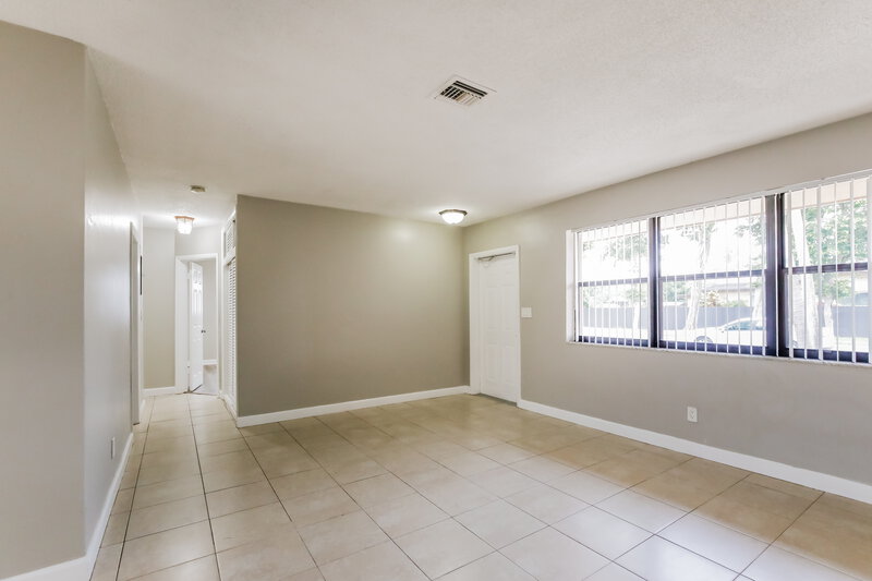 4,180/Mo, 141 NW 76th Terrace Pembroke Pines, FL 33024 Living Room View 3