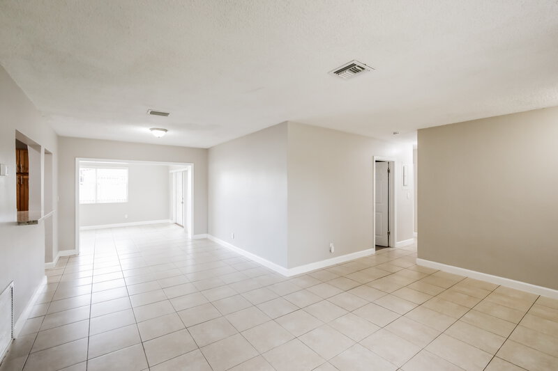 3,145/Mo, 141 NW 76th Terrace Pembroke Pines, FL 33024 Misc View 3