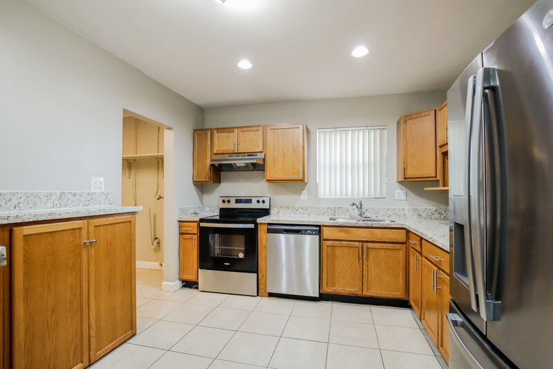 4,180/Mo, 141 NW 76th Terrace Pembroke Pines, FL 33024 Kitchen View