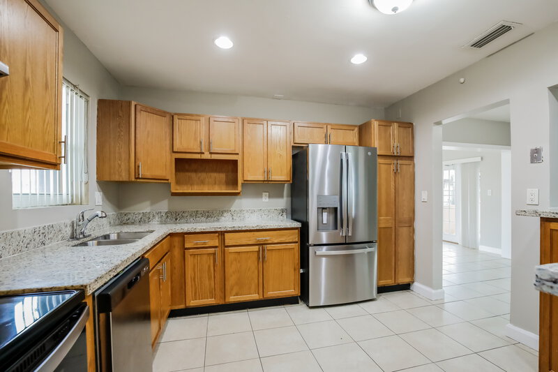 4,180/Mo, 141 NW 76th Terrace Pembroke Pines, FL 33024 Kitchen View 2