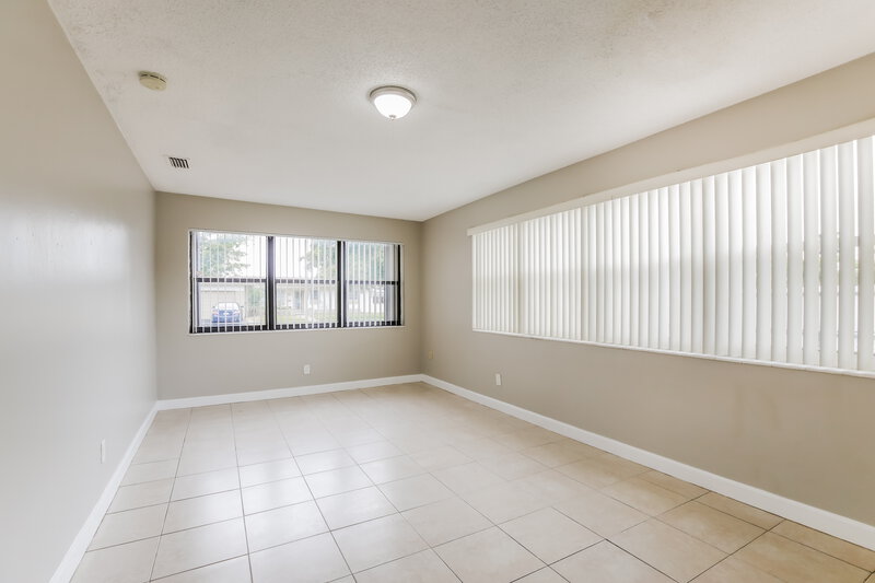 4,180/Mo, 141 NW 76th Terrace Pembroke Pines, FL 33024 Sun Room View