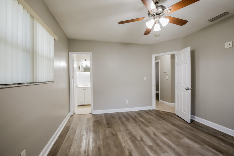 4,180/Mo, 141 NW 76th Terrace Pembroke Pines, FL 33024 Main Bedroom View 2