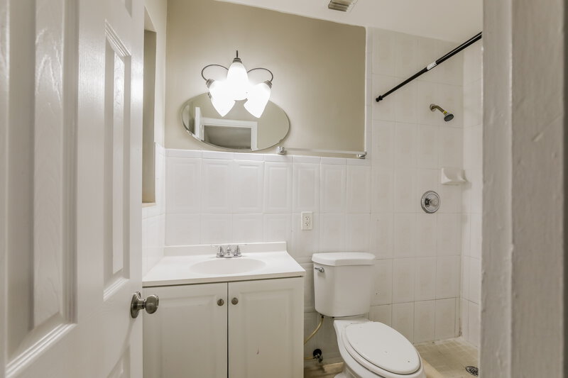 4,180/Mo, 141 NW 76th Terrace Pembroke Pines, FL 33024 Main Bathroom View