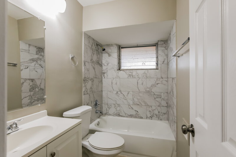 4,180/Mo, 141 NW 76th Terrace Pembroke Pines, FL 33024 Bathroom View