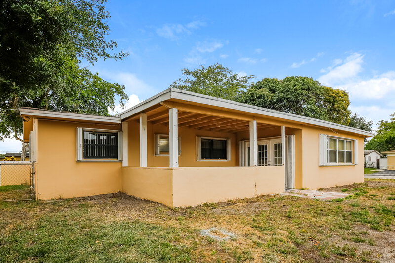 4,180/Mo, 141 NW 76th Terrace Pembroke Pines, FL 33024 Rear View