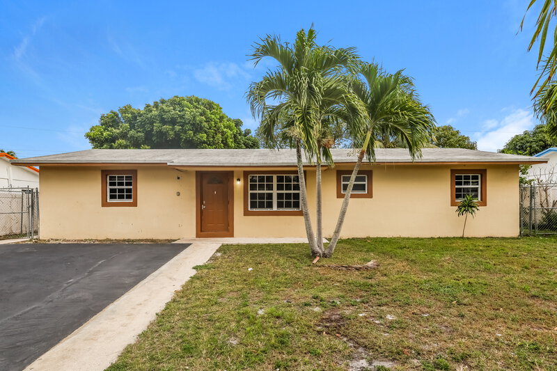 2,760/Mo, 1280 Sw 10Th Ter Deerfield Beach, FL 33441 External View
