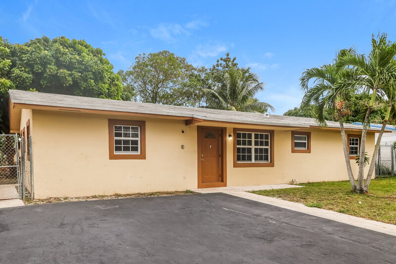 2,760/Mo, 1280 Sw 10Th Ter Deerfield Beach, FL 33441 Front View