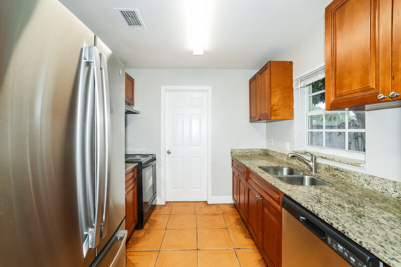 2,760/Mo, 1280 Sw 10Th Ter Deerfield Beach, FL 33441 Kitchen View