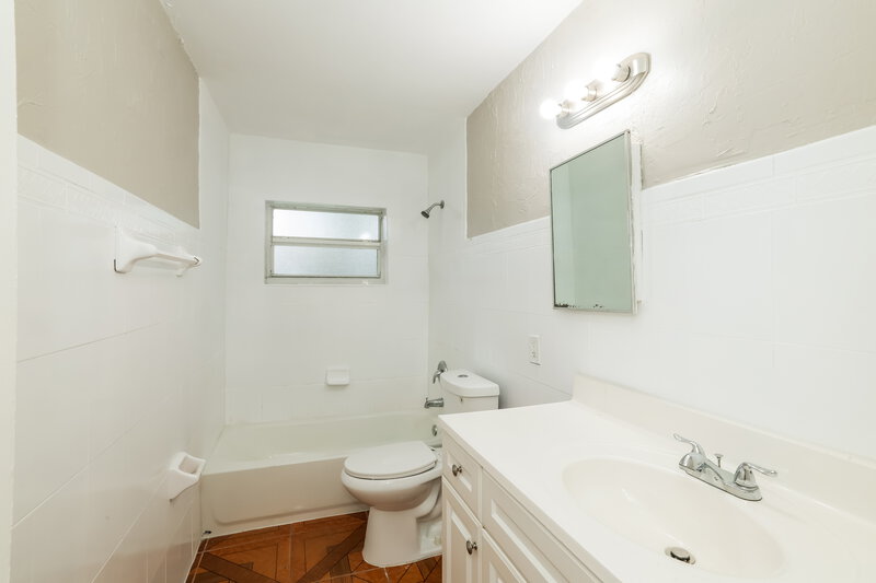 2,760/Mo, 1280 Sw 10Th Ter Deerfield Beach, FL 33441 Main Bathroom View