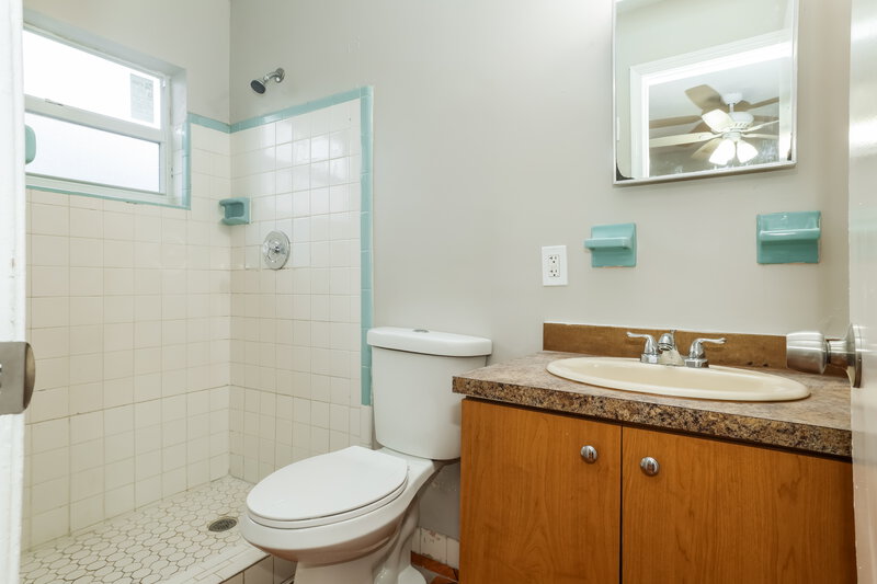 2,760/Mo, 1280 Sw 10Th Ter Deerfield Beach, FL 33441 Bathroom View